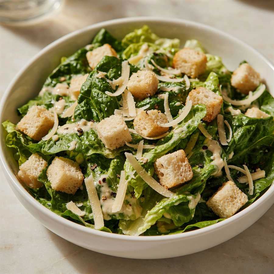 Salada Caesar com croutons e parmesão